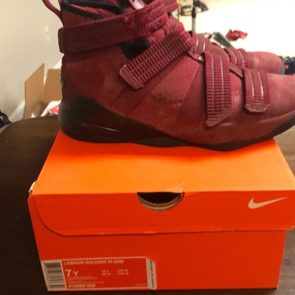 Lebron Soldier 14s 7(y) - Picture 4 of 4